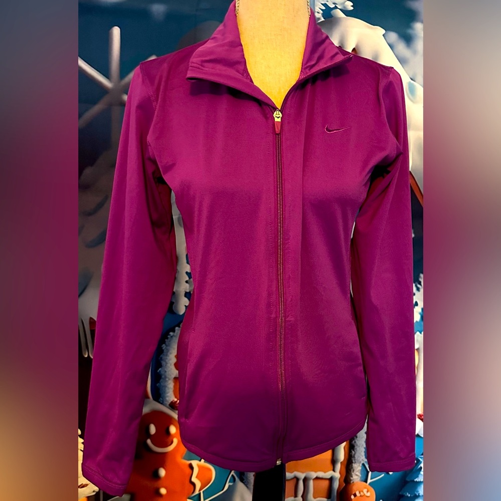 NWOT Nike jacket in a medium size with magenta color zip up with 2 side pockets